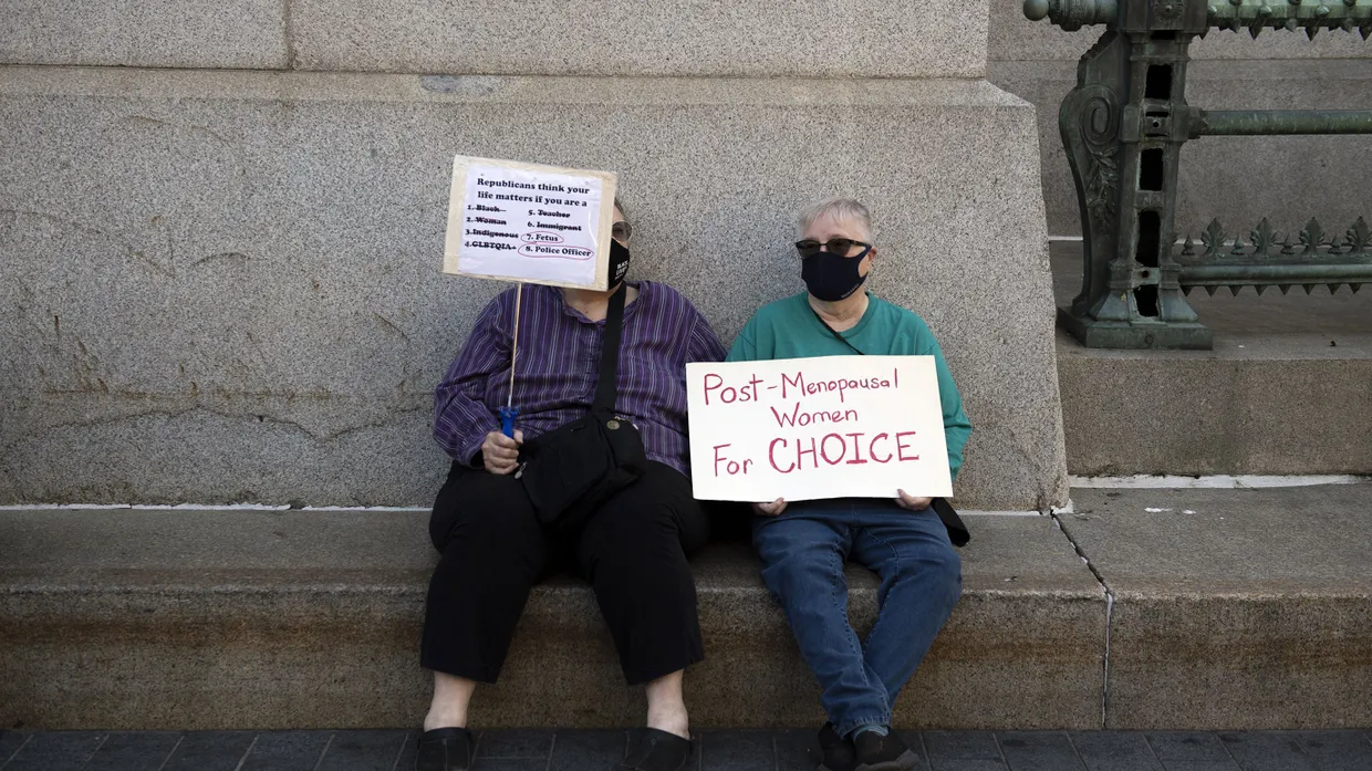 Zwei Frauen auf einer Demonstration für das Recht auf Abtreibung vor dem Rathaus in Philadelphia im Oktober 2021