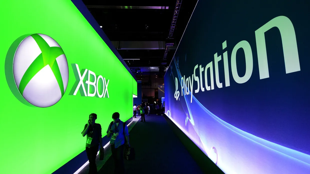 Seit 20 Jahren im Konsolenkrieg: Die Xbox von Microsoft und die Sony Playstation.