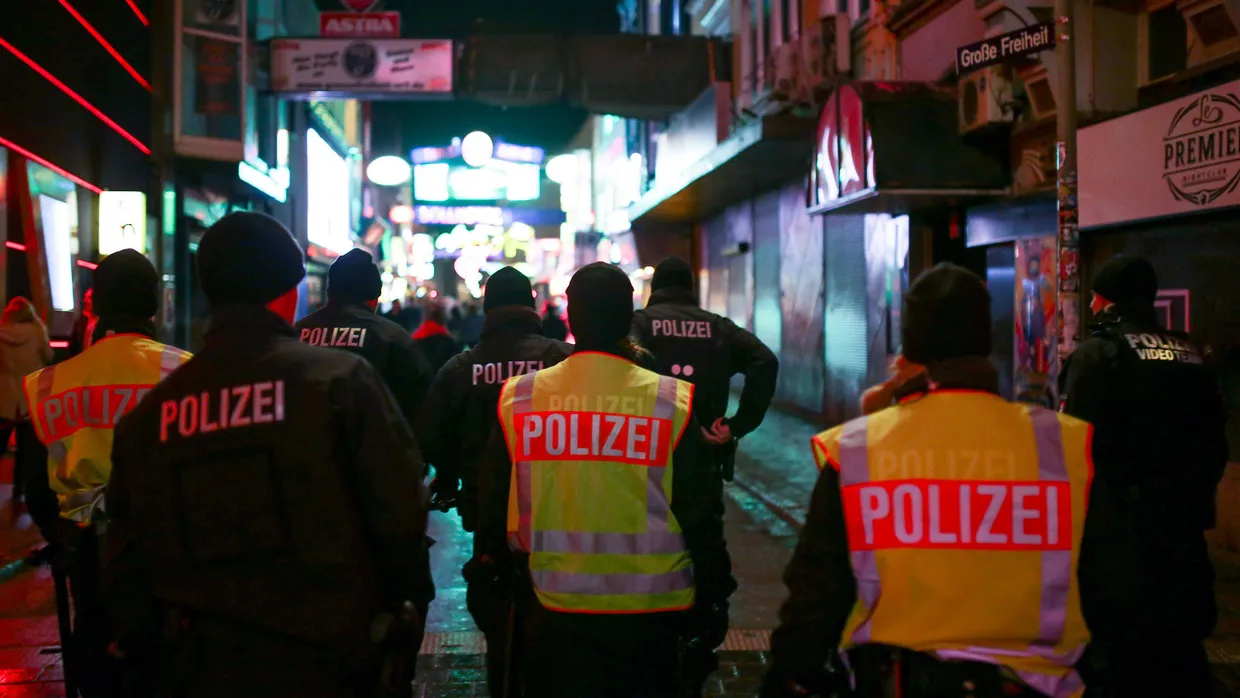 Polizisten auf der „Große Freiheit“ am ersten Wochenende nach Silvester.