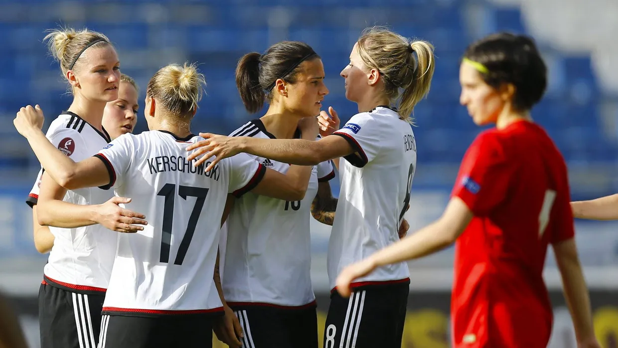 Locker und leicht gewinnen die deutschen Fußball-Frauen in der Türkei.