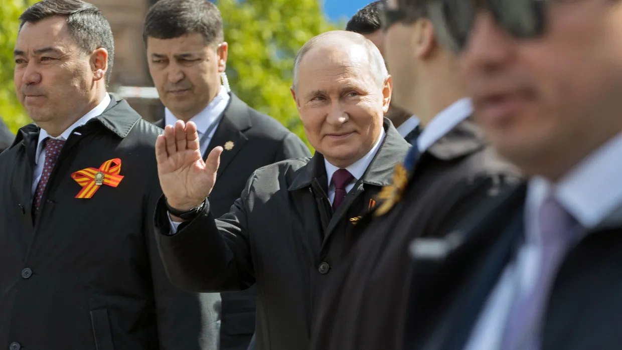 Umgeben von „Freunden“: Wladimir Putin am Dienstag mit dem kirgisischen Präsidenten Sadyr Schaparow (links)