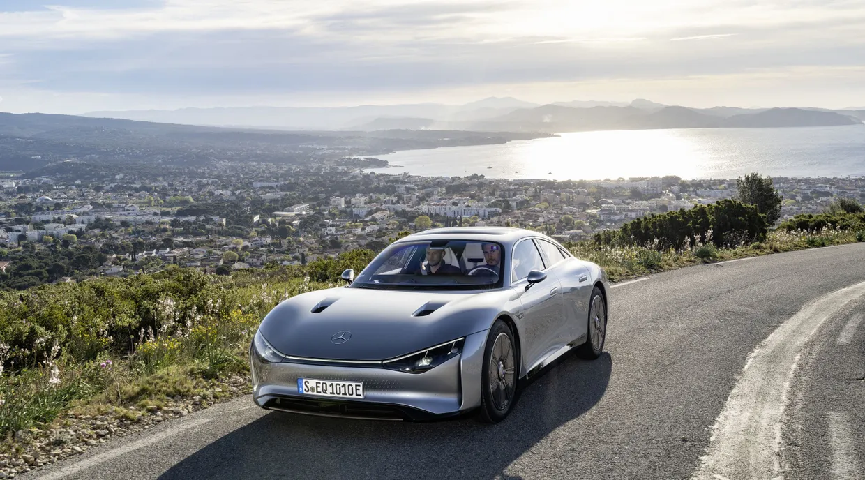 Das Konzeptfahrzeug Mecedes-Benz Vision EQXX während seiner Fahrt von Sindelfingen über die Schweizer Alpen nach Cassis an der Côte d·Azur.