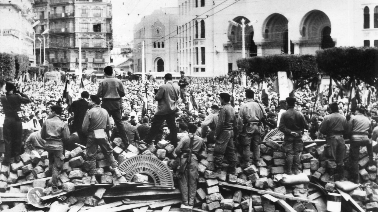 Januar 1960 in Algier: Hinter der Barrikade demonstrieren Menschen gegen die Unabhängigkeit Algeriens, auf der Barrikade haben sich französische Fallschirmspringer in Stellung gebracht.