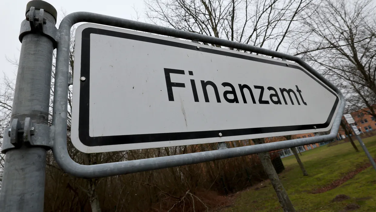 Auch die Mitarbeiter der Finanzämter verfolgen die Tarifverhandlungen für die Landesbediensteten in Hessen.