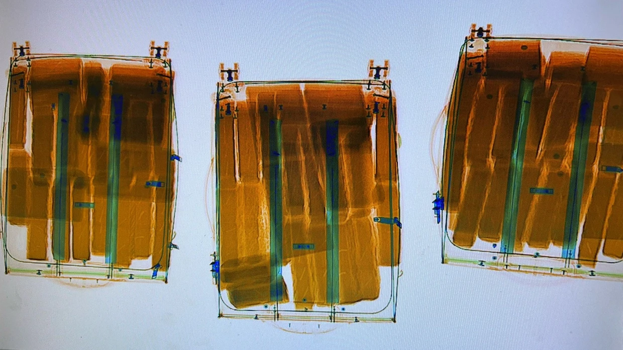 Über drei Koffer verteilt und in 76 Blöcken verpackt, sollen die Drogen transportiert worden sein.