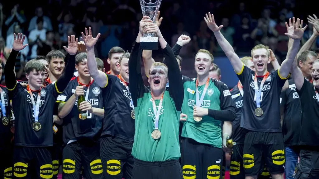 Weltmeister! Torwart David Späth reckt den Pokal unter dem Jubel seiner Mitspieler in die Höhe.