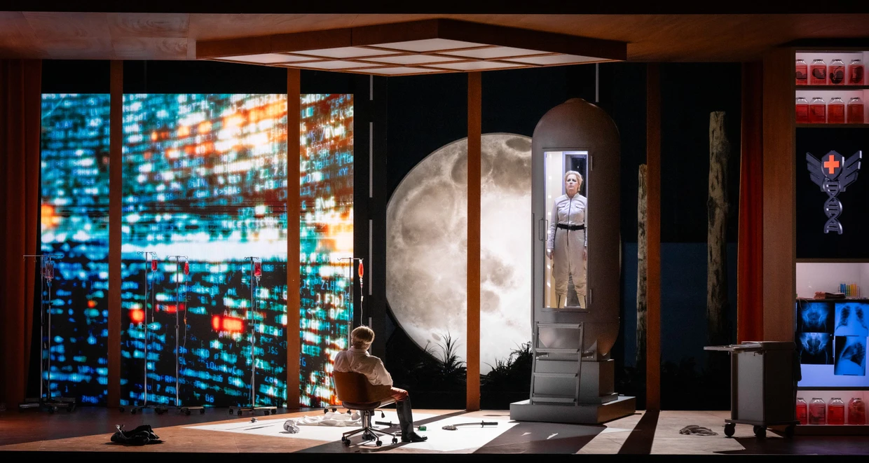 Wotan (Jordan Shanahan) guckt auf die Röhre, in die er Brünnhilde (Trine Møller) eingesperrt hat.