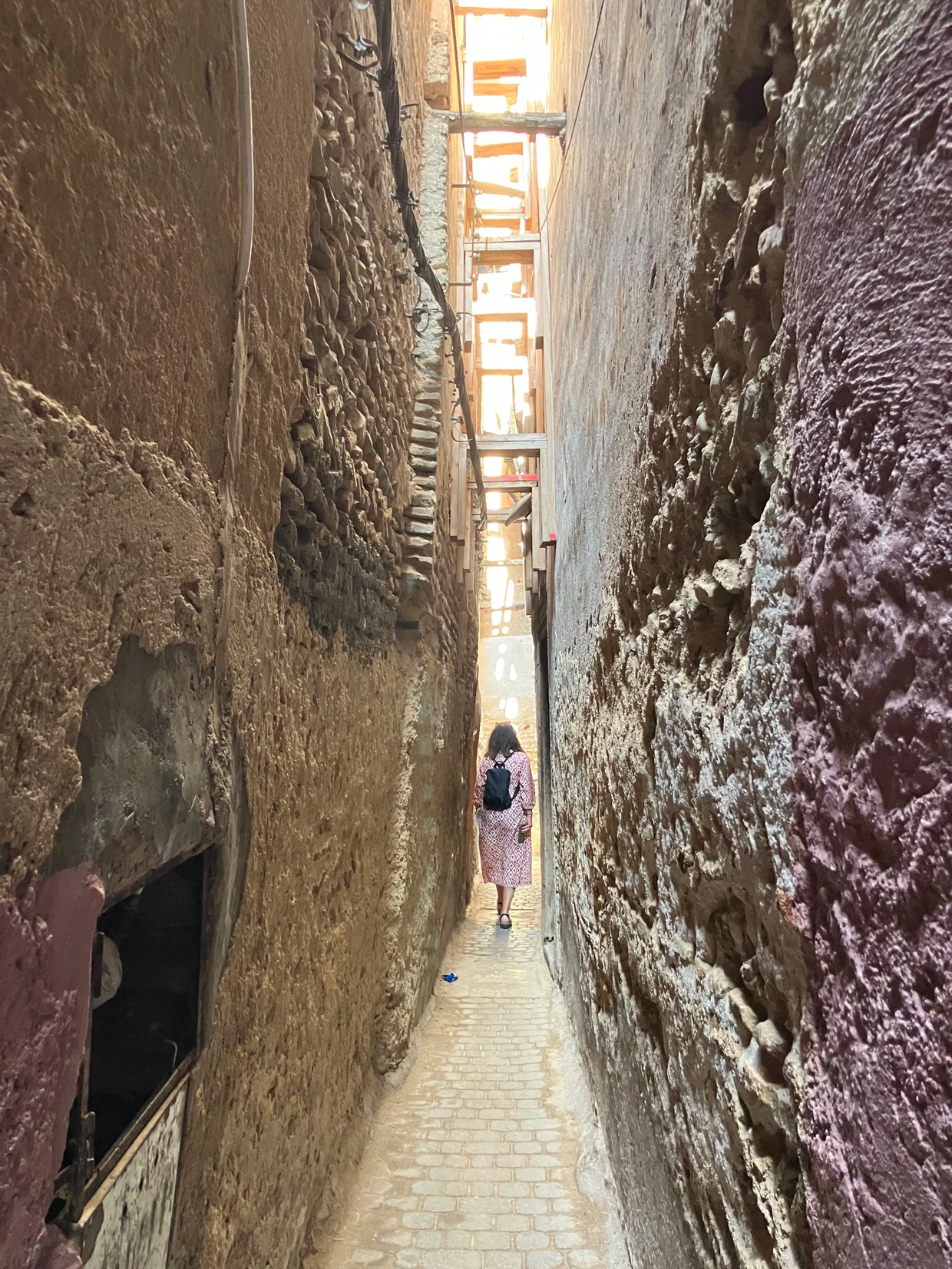 DIe Gassen sind so schmal, dass zwei Personen nebeneinander nicht durchpassen - geschweige denn eine Auto.