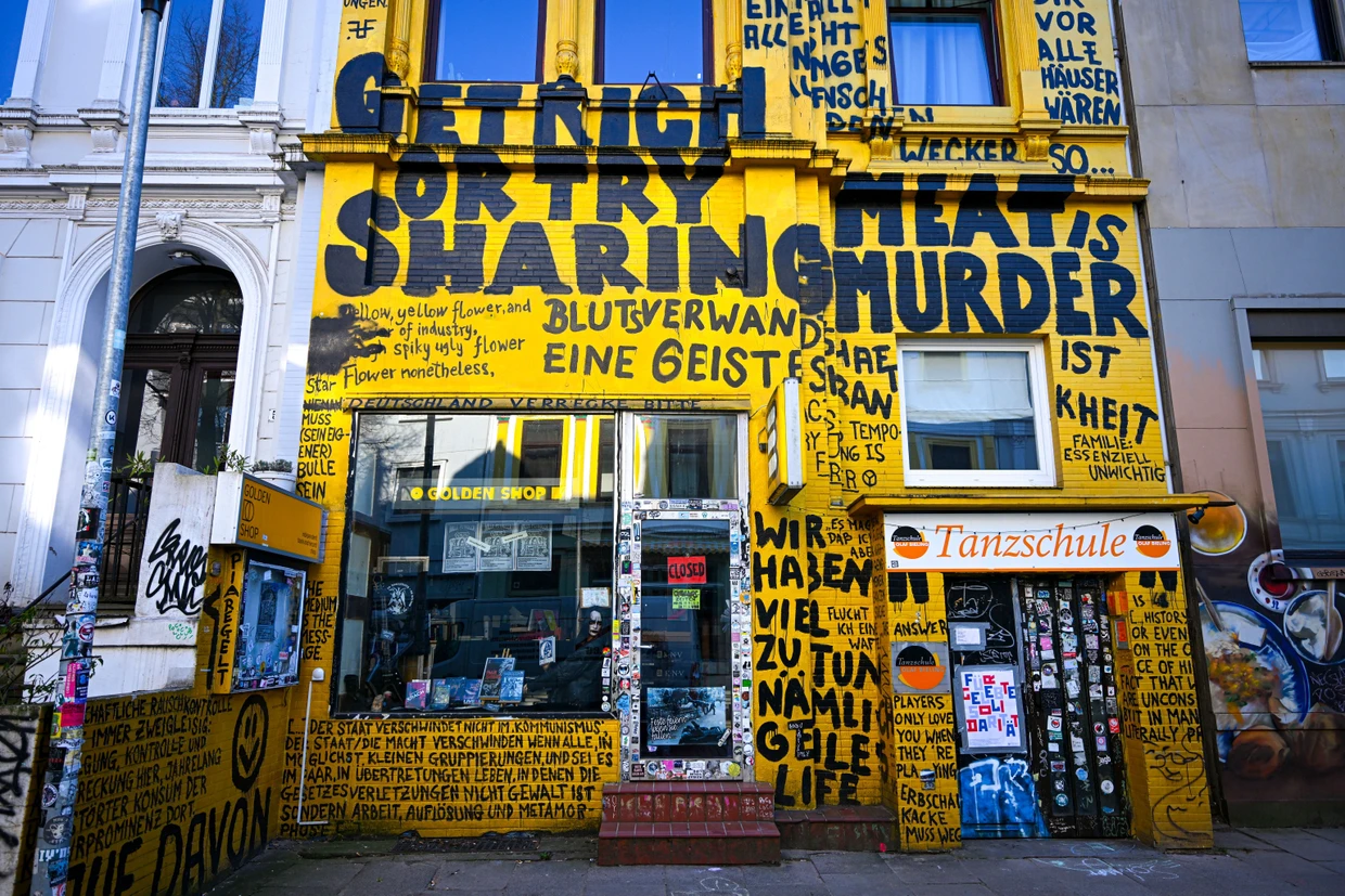 Hier gibt's schon vor dem Betreten des Ladens etwas zu lesen: Der „Golden Shop“ in Bremen.