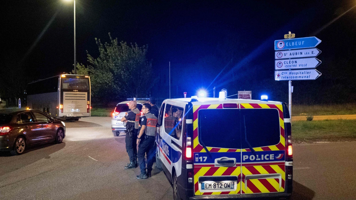 Cléon: Polizisten beteiligen sich mit ihrem Fahrzeug an der Absperrung einer Straße, nachdem im Nordwesten Frankreichs ein Zug entgleist war.