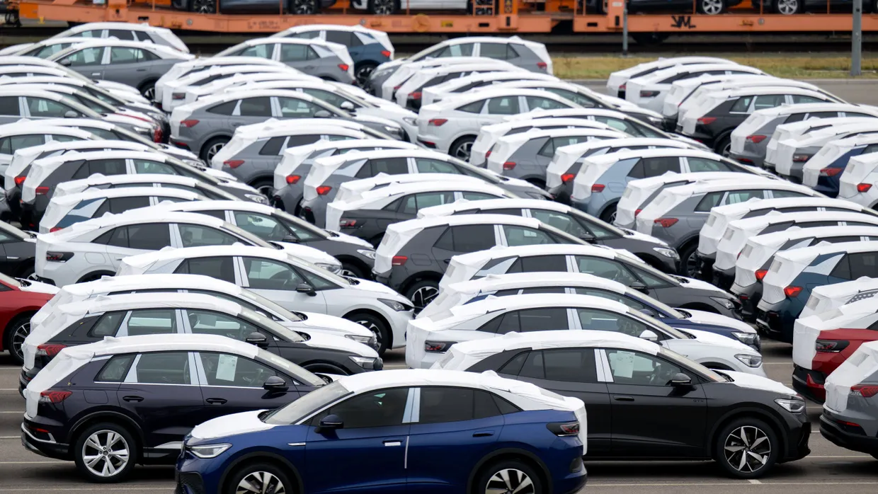 Fertige, vollelektrische Fahrzeuge aus dem Volkswagenwerk in Zwickau stehen auf einem Parkplatz im Werk.