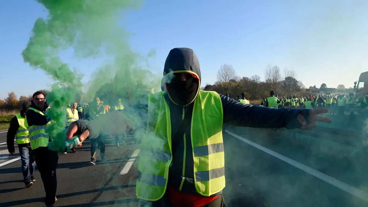 Ein Demonstrant mit einer Rauchfackel am Samstag in Valenciennes