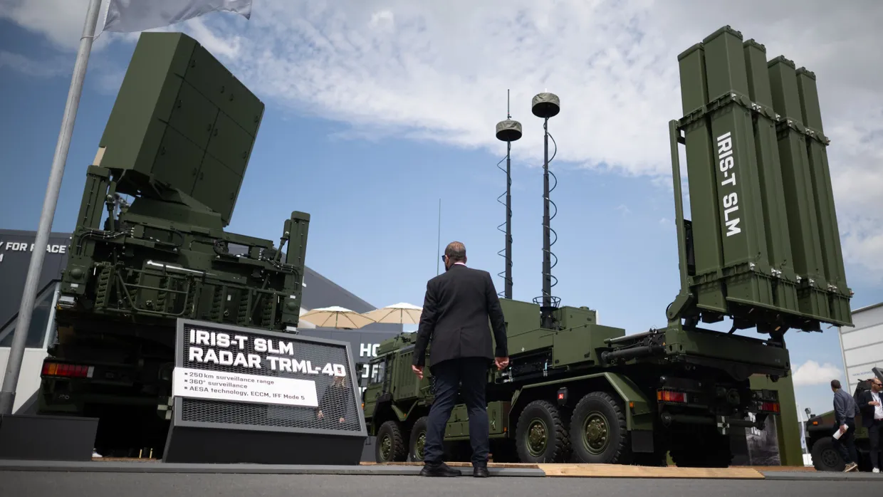 Ein Radar und ein Abschussgerät des Flugabwehrsystems Iris-T SLM steht während der Internationalen Luft- und Raumfahrtausstellung (ILA) auf dem Gelände des Flughafens Berlin Brandenburg.