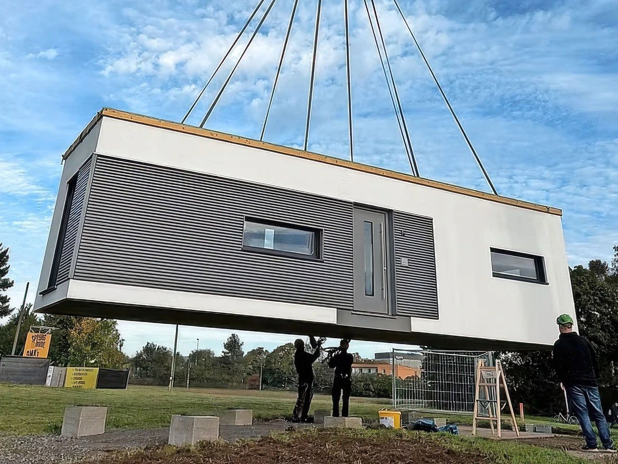 Wie im Flug: Ankunft des Musterhauses in der Siedlung am Harbigweg. Im Sommer können die Bewohner einziehen.