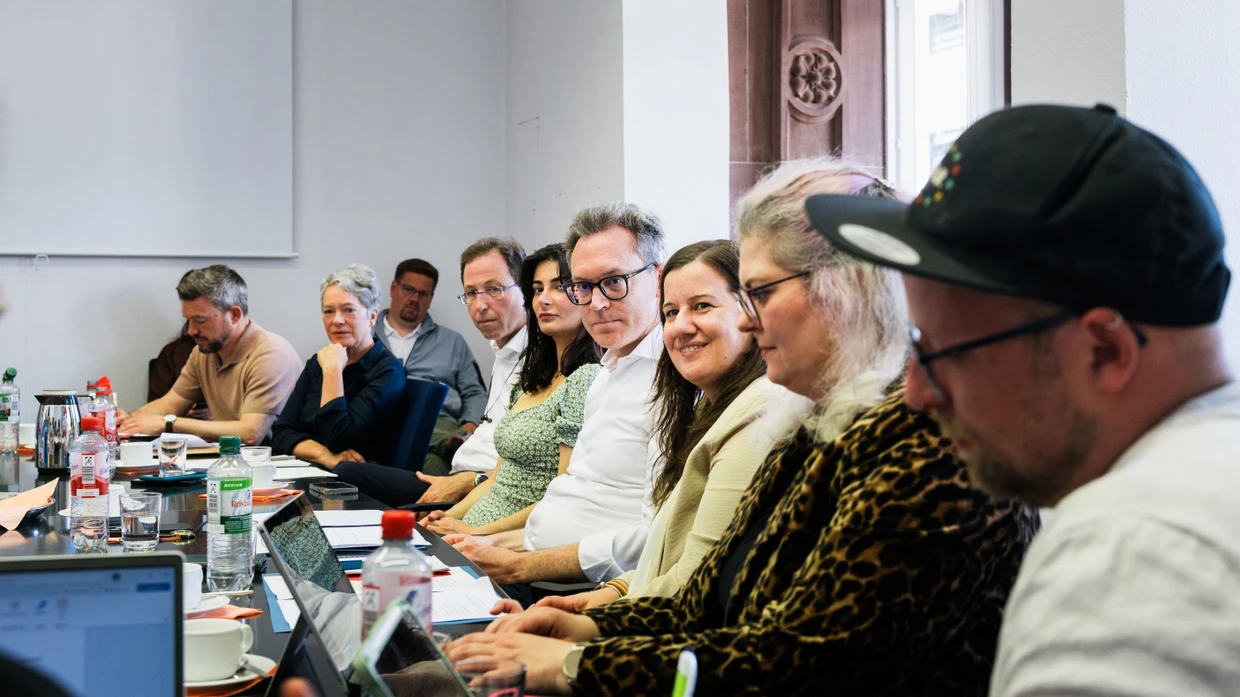 Vertreter des „Frankfurter Modells“: Die SPD-Parteispitze mit Kolja Müller und Ina Hartwig, die Grünen-Sprecher mit Burkhard Schwetje und Tara Moradi, CDU-Parteichef Nils Kößler und seine Stellvertreterin Susanne Serke, die Parteispitze von Volt mit Veronika Dörffler und Chris Pfaff