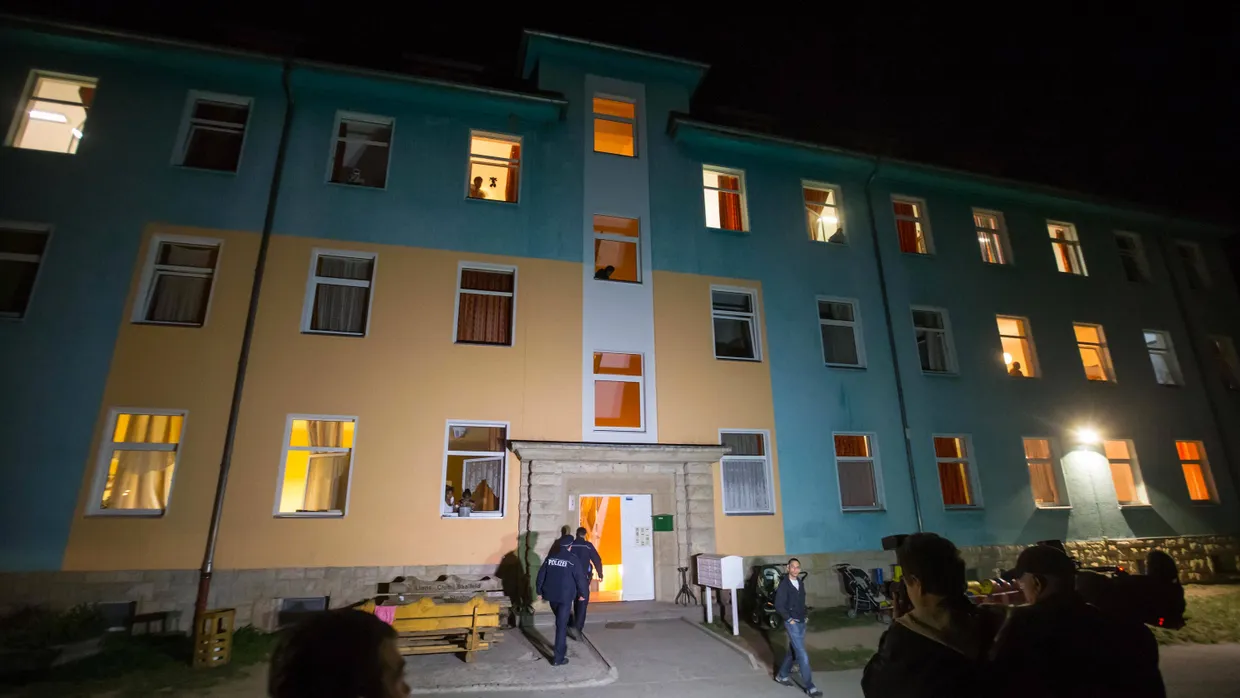 Polizisten betreten die Flüchtlingsunterkunft in Saalfeld