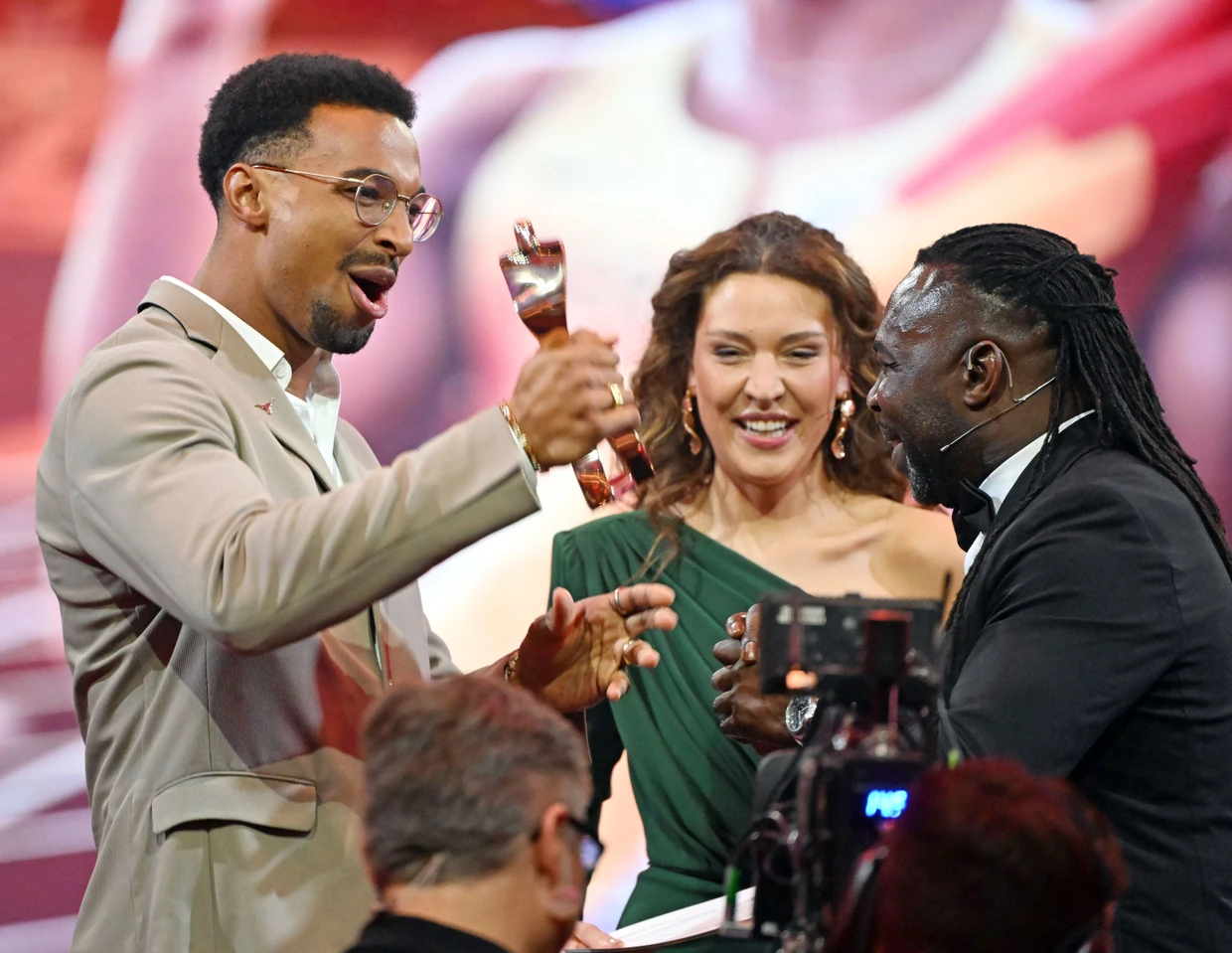 Der Zehnkämpfer Leo Neugebauer (l) wird im Kurhaus Baden-Baden bei der Gala Sportler des Jahres 2025 von seinem Vater als Sportler des Jahres 2025 ausgezeichnet. Foto: Uli Deck/dpa +++ dpa-Bildfunk +++