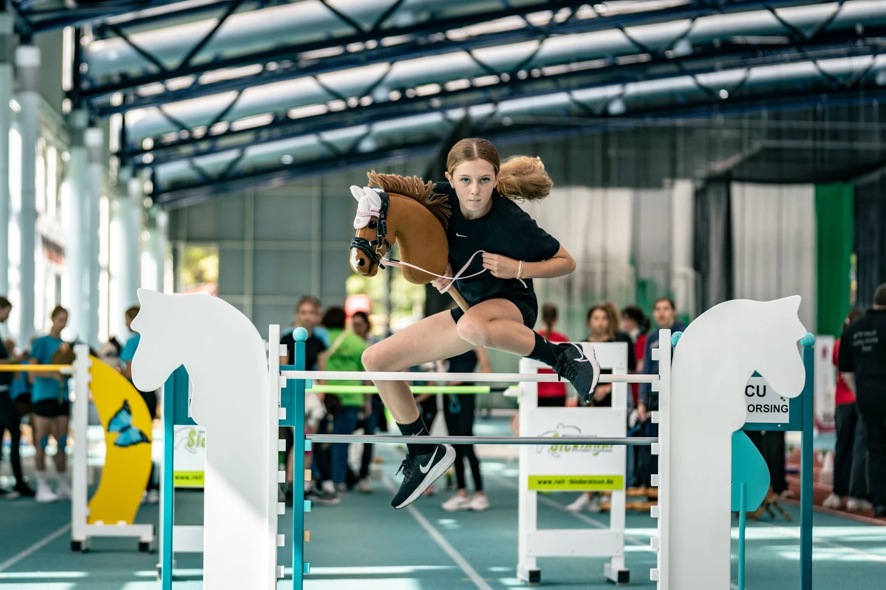 Volle Sprungkraft: Hobby Horsing ist nicht so teuer wie Pferde-Polo und sicher auch für Allergiker geeignet.