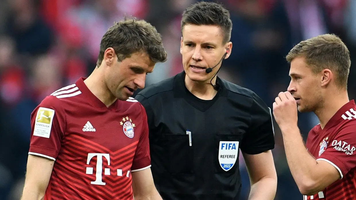 Schiedsrichter Daniel Siebert beim Bundesliga-Topspiel mit Thomas Müller (links) und Joshua Kimmich