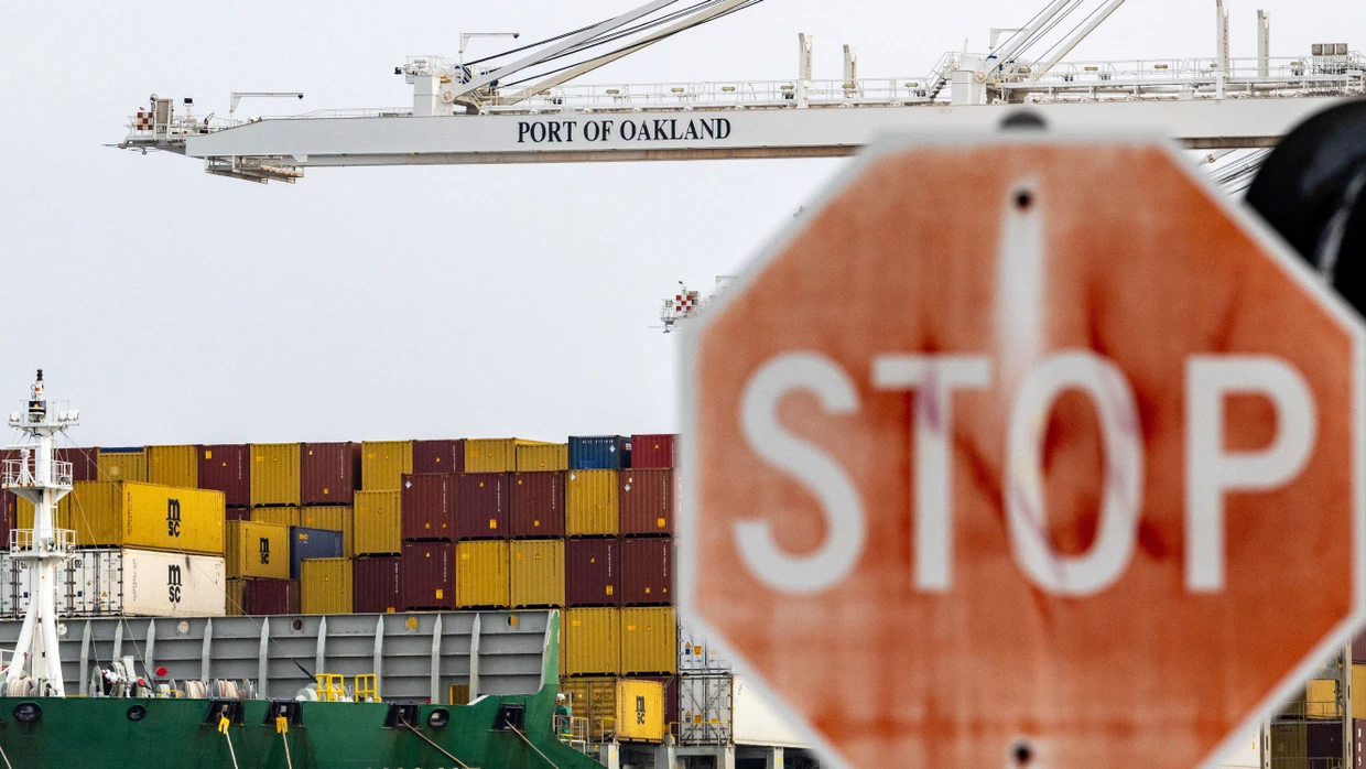 Hafen von Oakland in Kalifornien: Das US-Verfassungsgericht hat die Erhebung vieler Trump-Zölle auf Importe gestoppt.