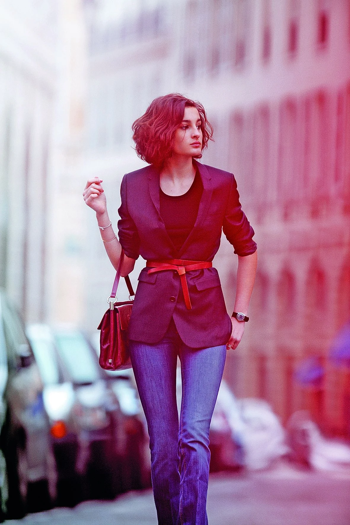 Ungezwungen in Jeans: Die Pariserin, wie sie in „Pariser Chic – Der Style Guide“ von Inès de la Fressange und Sophie Gachet (Knesebeck) 2011 zu sehen ist.