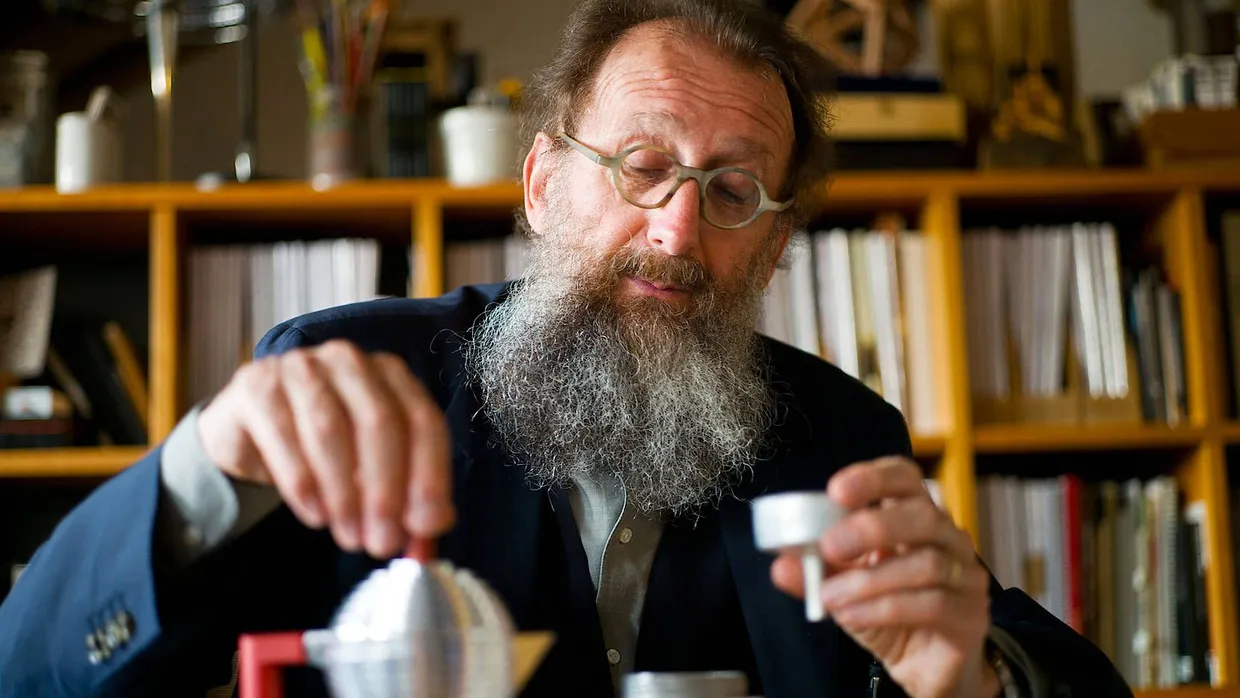 Michele de Lucchi, hier in seinem Studio in Mailand, erläutert die Funktion des von ihm gestalteten Espressekochers „Pulcina“.