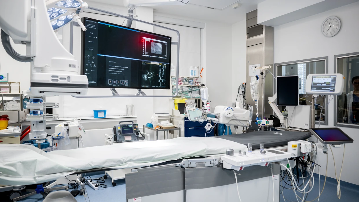 Weltneuheit: Herzkatheteranlage mit angeschlossenem CT, die von Künstlicher Intelligenz unterstützt wird, in der Kerckhoff-Klinik in Bad Nauheim