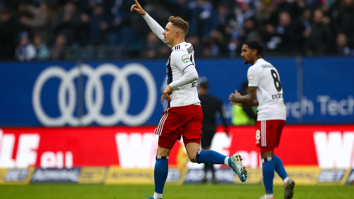 Hamburgs Sonny Kittel bejubelt seinen Treffer zum 1:1 gegen Dynamo Dresden.