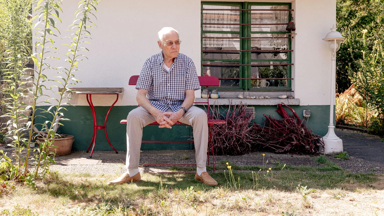 Denkt oft daran, wie es früher war: Helmut Krapf vor seinem Haus im Darmstädter Stadtteil Waldkolonie