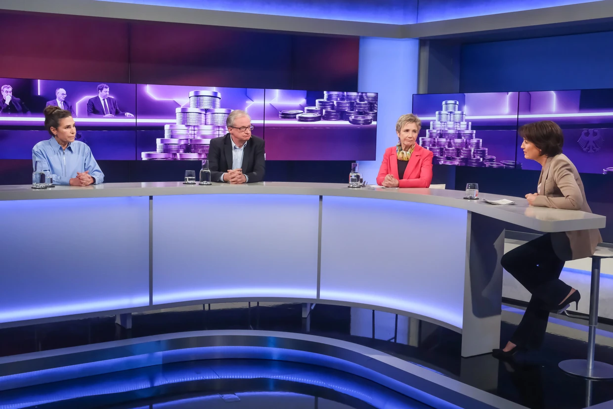 Im Studio diskutierten Dagmar Rosenfeld, Albrecht von Lucke und Amelie Fried mit Sandra Maischberger.