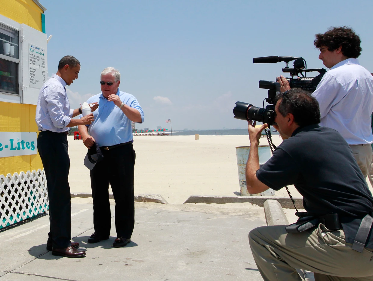 Barack Obama im Jahr 2010 mit dem Gouverneur von Mississippi, Haley Barbour. Immer mit der Kamera dabei: Arun Chaudhary.