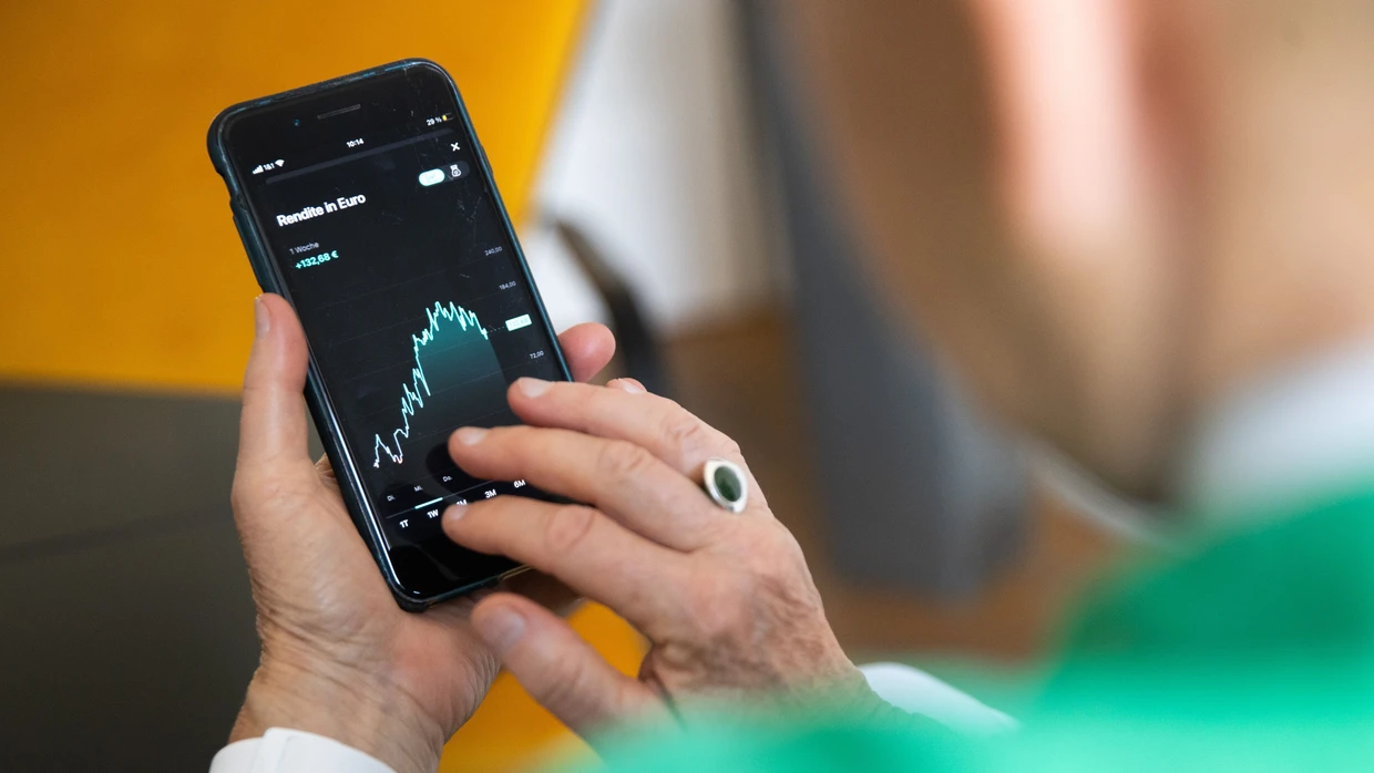 Überall dabei: Das Smartphone wird der Ort, an dem Fonds gekauft und verwahrt werden.