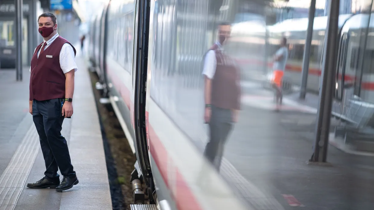 Ein Zugbegleiter der Deutschen Bahn in Uniform