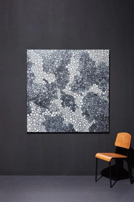 Macht sich gut mit Stuhl: Yayoi Kusamas Acrylbild „Dots Obsession“ von 2004 bei Van de Weghe