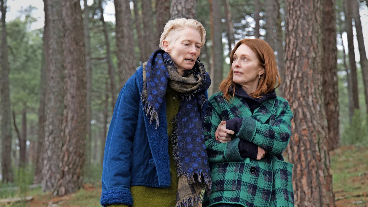 Tilda Swinton (links) und Julianne Moore in „The Room Next Door“, dem ersten englischsprachigen Film von Pedro Almodóvar