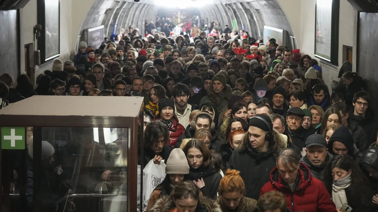 Wo die Menschen hingehen, wenn die Sirenen heulen: Metro-Station in Kiew im Dezember 2024