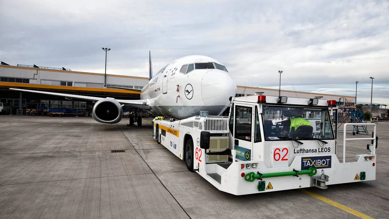 Getestet und wohl bald für gut befunden: Taxibot mit Jet auf dem Frankfurter Flughafen