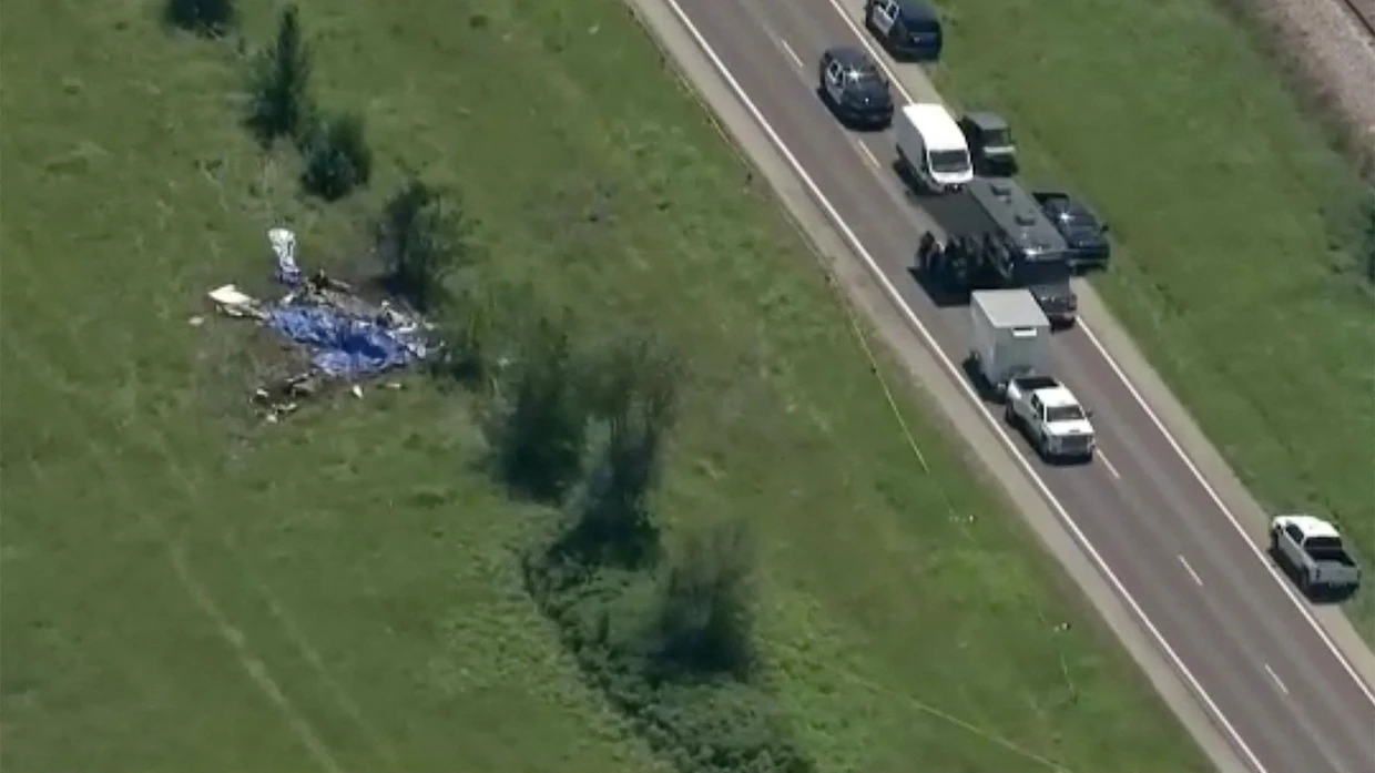 Dieses Standbild eines Videos zeigt das verunglückte Flugzeug nahe einer Hauptstraße in Missouri.