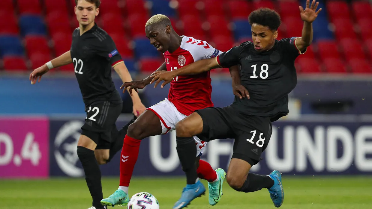 Krimi bis zur letzten Minute: Dänemarks Mohamed Daramy kämpft gegen Karim Adeyemi (rechts).
