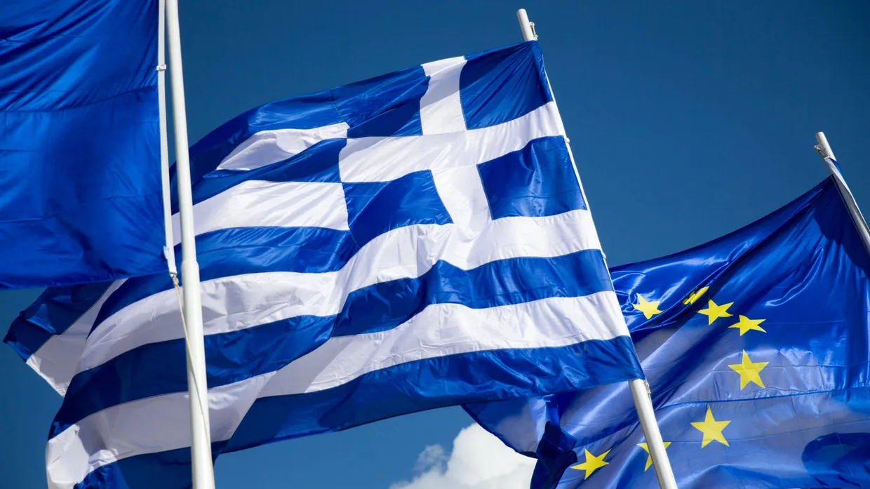 Die griechische und die Europa-Fahne