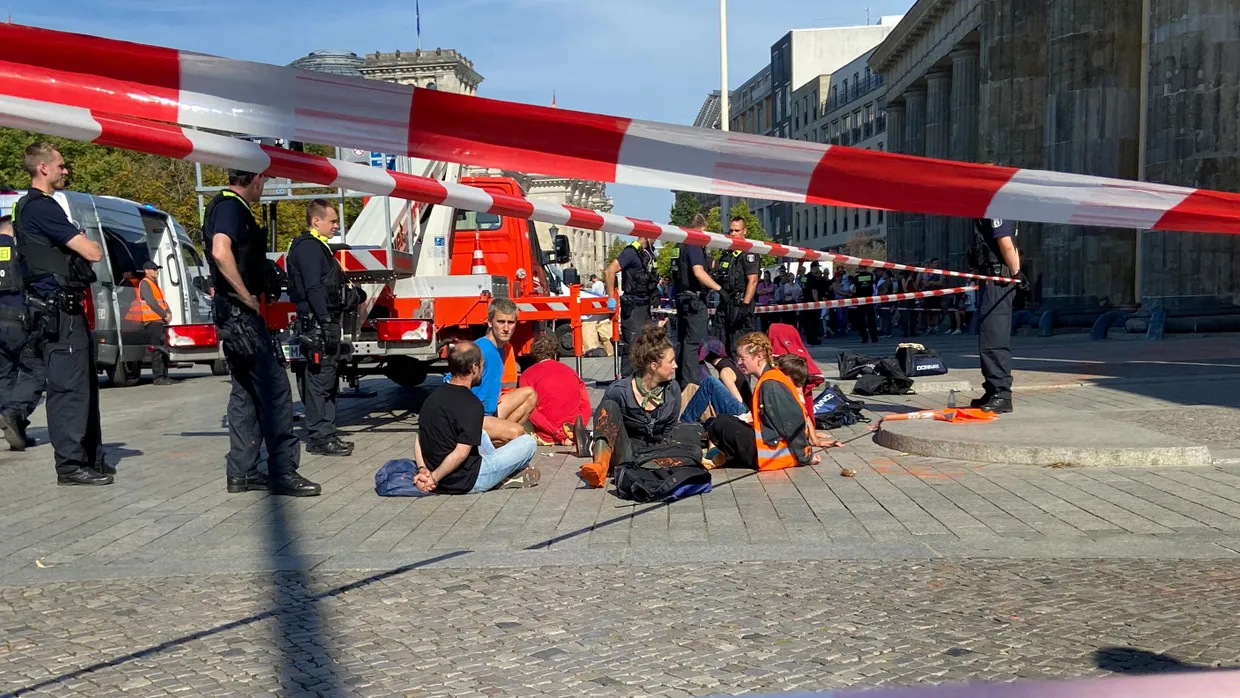 Mitglieder der Letzten Generation haben am Sonntag das Brandenburger Tor in Berlin mit Farbe beschmiert.