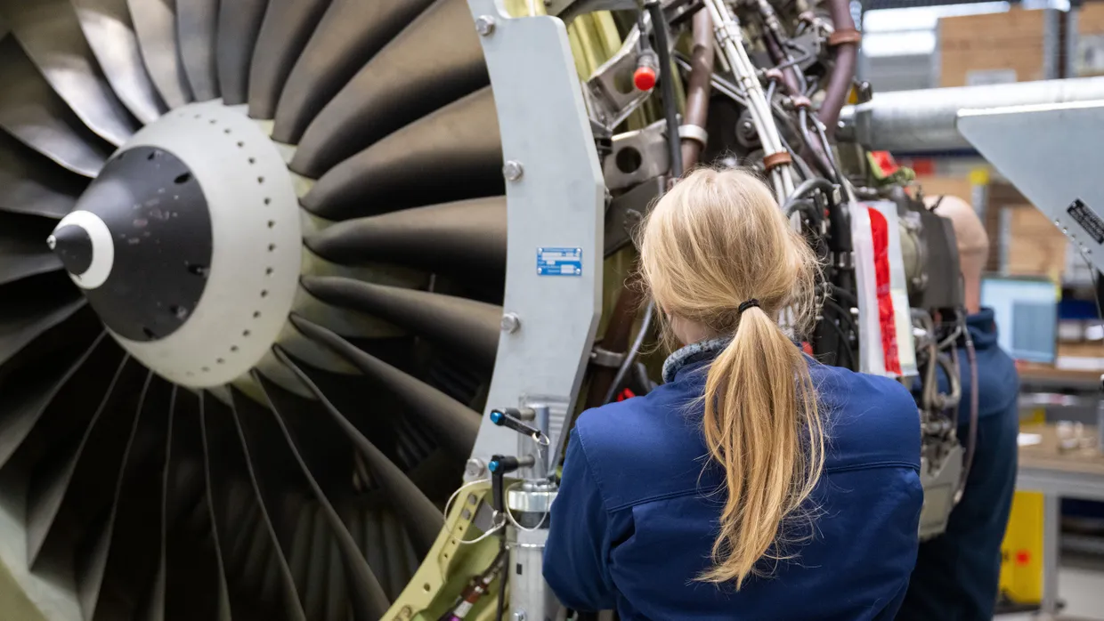 Mitarbeiterin von MTU Maintenance in Ludwigsfelde, Brandenburg