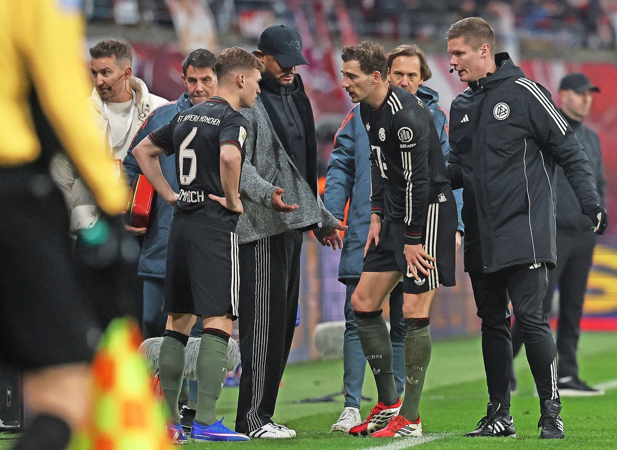 Joshua Kimmich (izquierda) y Leon Goretzka (derecha) consultan con el técnico Kompany.