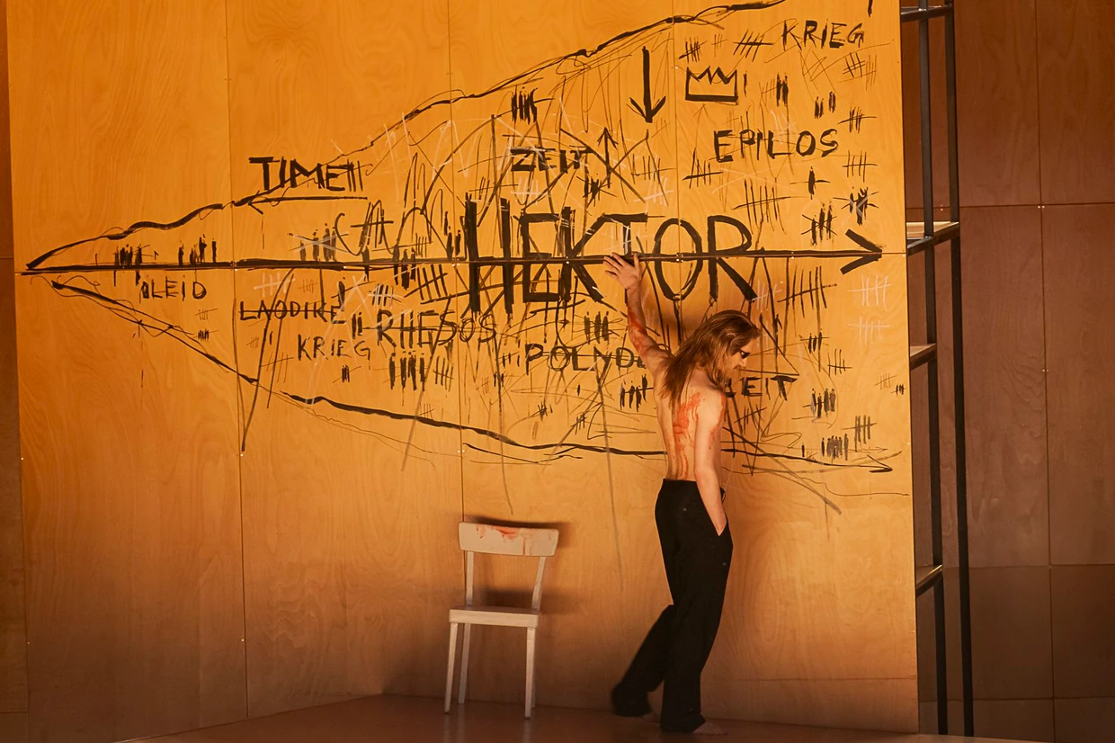 Geht in Tatjana Gürbacas präziser Regie seelenruhig als Toter durch Troja: der Geist Hektors (Will Frost)Geht in Tatjana Gürbacas präziser Regie seelenruhig als Toter durch Troja: der Geist Hektors (Will Frost)