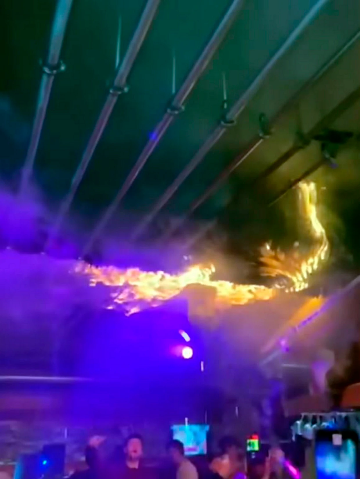 Dieses private Foto zeigt, wie sich die Flammen an der Decke ausbreiteten.