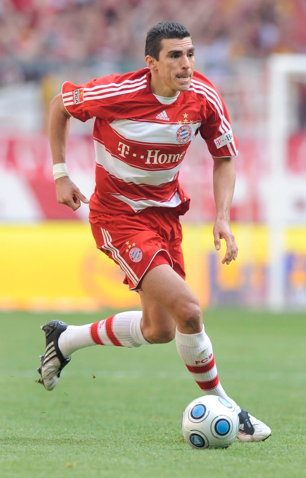 Einer der populärsten Bundesliga-Spieler aus Brasilien: Lucio am Ball für die Bayern