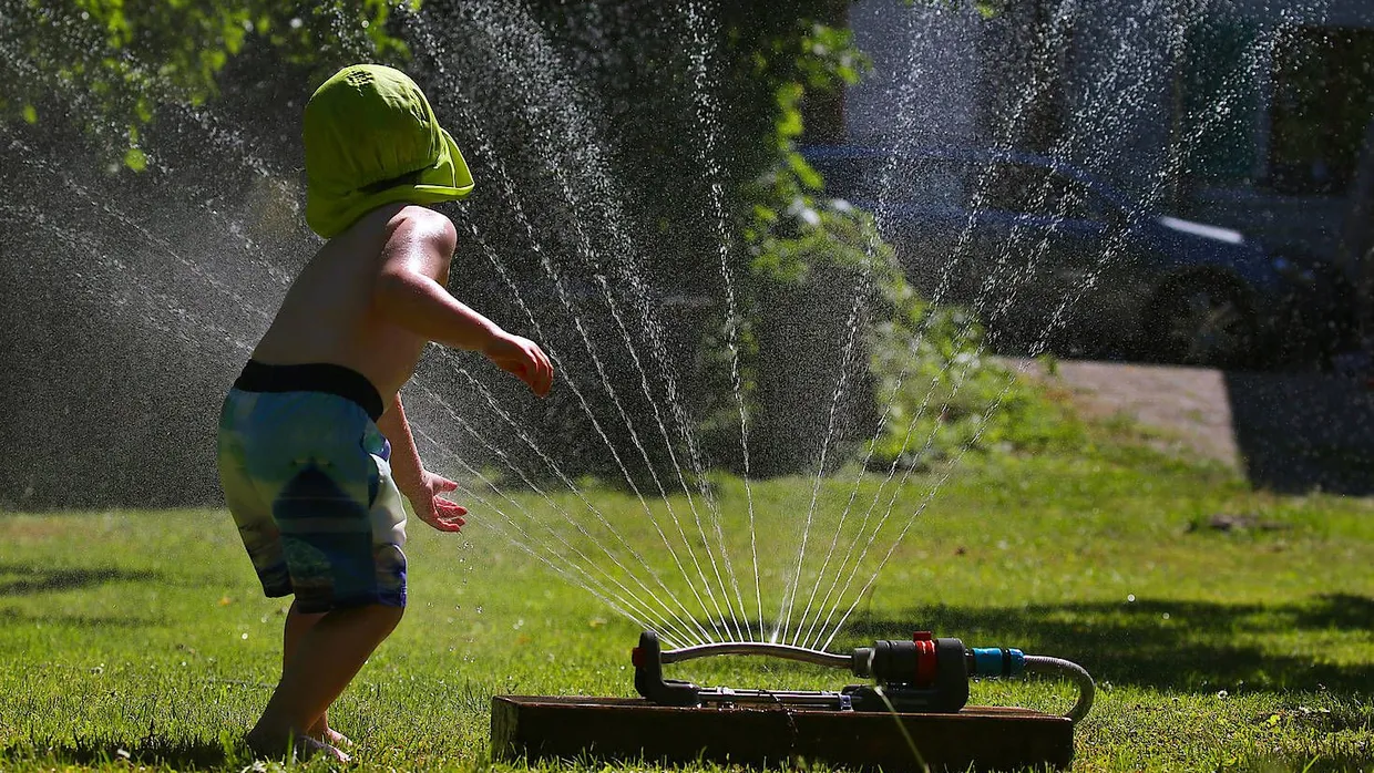 Vor allem kleinere Kindern sind im Sommer am liebsten draußen.