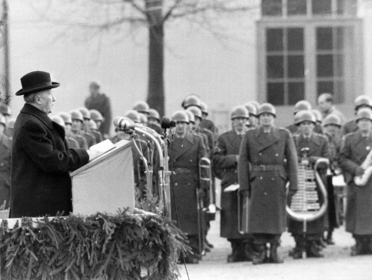 Bundeskanzler Adenauer im Jahr 1956 vor den ersten Bundeswehr-Soldaten