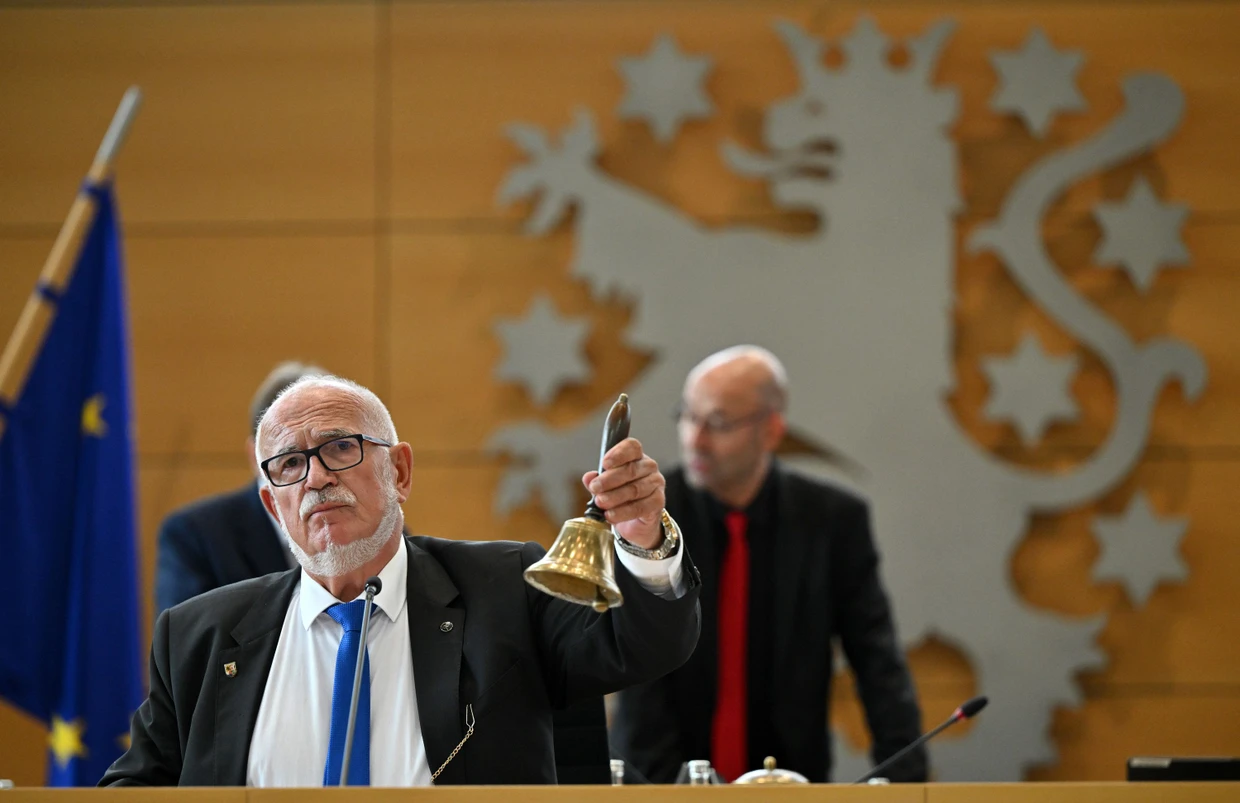 Jürgen Treutler, AfD-Abgeordneter und Alterspräsident, verzögert den Ablauf der konstituierenden Sitzung des Landtags in Erfurt am 26. September 2024.