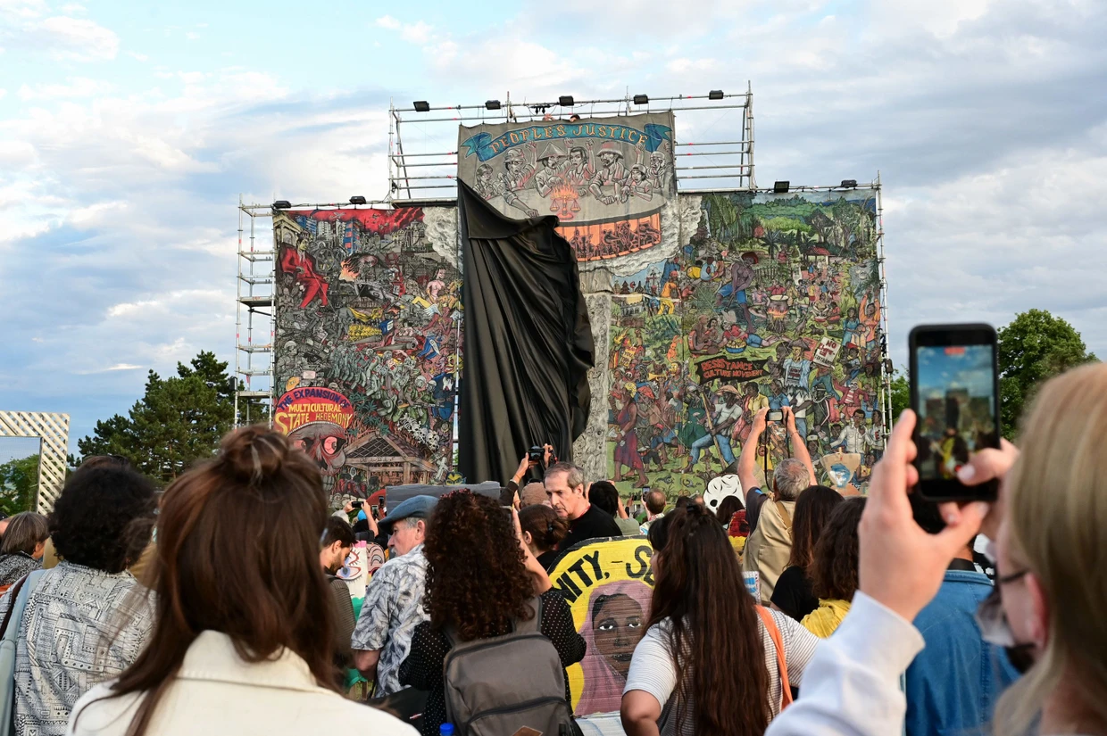 Vor dem Abhängen des bereits verhüllten antisemitischen Großbanners „People’s Justice“ des indonesischen Künstlerkollektivs Taring Padi auf der documenta fifteen in Kassel